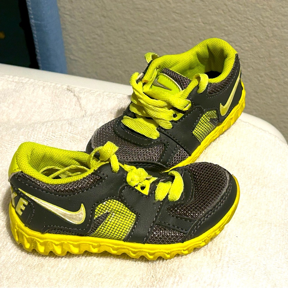 “Nike” toddler sneakers